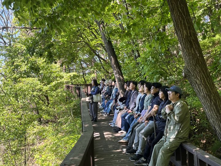 [서울=뉴시스] 소상공인시장진흥공단의 심리회복지원 프로그램 중 숲 명상 프로그램. (사진=소상공인시장진흥공단 제공) 2026.06.04. photo@newsis.com *재판매 및 DB 금지