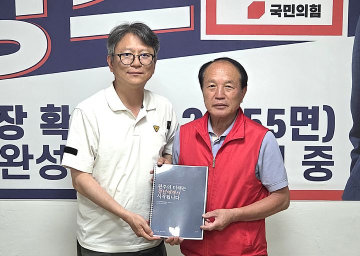 [횡성=뉴시스] 이덕화 기자 = 2일 연세대학교 미래캠퍼스 학생복지처 이창섭 부장이 국민의힘 원강수 원주시장 후보 캠프를 방문해 청년 일자리와 주거, 교통 등 지역 정착을 위한 학생들의 생각을 담은 정책 제안서를 전달하고 있다. 2026.06.02. wonder8768@newsis.com *재판매 및 DB 금지
