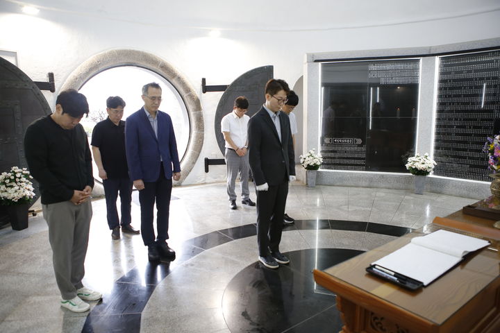[부산=뉴시스] 부산지방조달청이 제71회 현충일을 앞두고 2일 부산 동구 중앙공원 충혼탑을 찾아 참배했다. (사진=부산지방조달청 제공) 2026.06.02 photo@newsis.com *재판매 및 DB 금지
