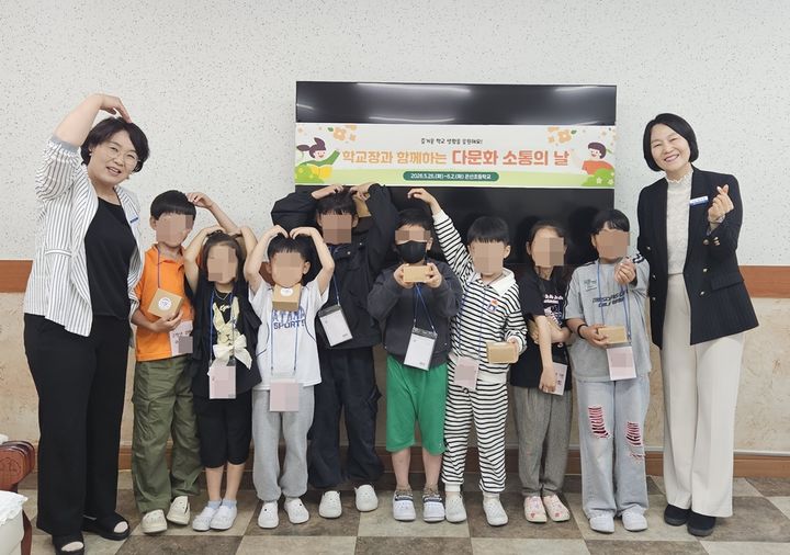 [울산=뉴시스] 울산 온산초 다문화 학생들이 최근 교장실에서 '학교장과 함께하는 다문화 소통의 날'에 참여한 뒤 기념촬영을 하고 있다. 2026.06.02. (사진=울산시교육청 제공) photo@newsis.com *재판매 및 DB 금지