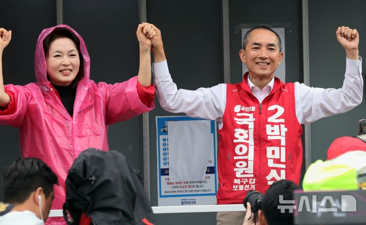 [부산=뉴시스] 하경민 기자 = 부산 북구갑 국회의원 보궐선거에 출마한 박민식 국민의힘 후보가 2일 부산 북구 구포시장 인근에서 마지막 유세를 펼치고 있다. 2026.06.02. yulnetphoto@newsis.com 