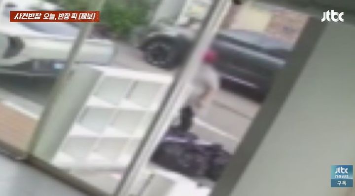 [서울=뉴시스] 지난 1일 JTBC '사건반장'에서 한 카페 주인이 무료 나눔을 하던 중 입간판을 절도당한 사연이 공개됐다. (사진=유튜브 '사건반장' 캡처)