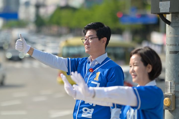 [원주=뉴시스] 더불어민주당 구자열 원주시장 후보 거리 인사. (사진=구자열 후보 캠프 제공) 2026.06.02. photo@newsis.com *재판매 및 DB 금지