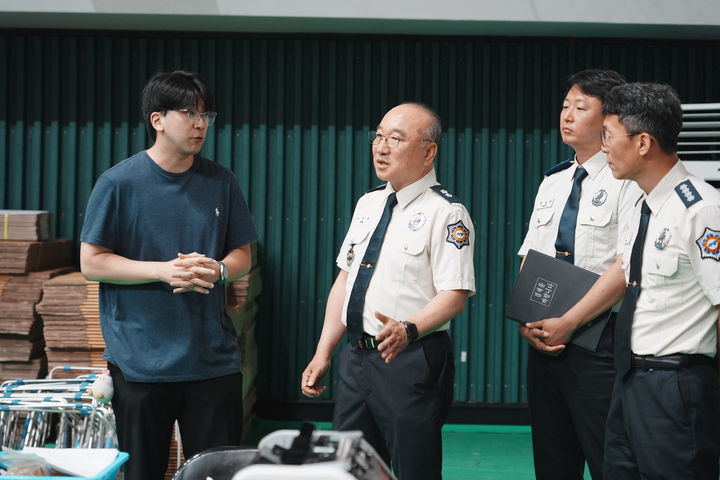 [대구=뉴시스] 엄준욱 대구소방안전보부장이 2일 제9회 전국동시지방선거 개표소인 대구 달서구 계명대 체육관을 찾아 소방시설 관리 상태를 점검하고 있다. (사진=대구소방안전본부 제공) 2026.06.02. photo@newsis.com *재판매 및 DB 금지