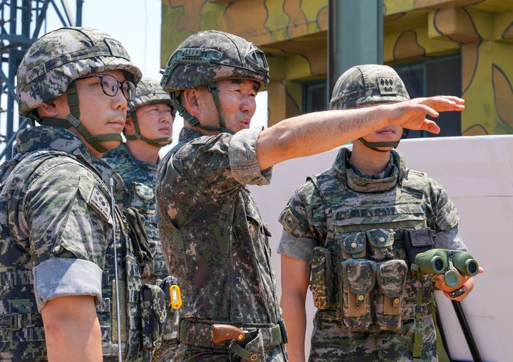[서울=뉴시스] 2일 진영승 합참의장이 해병대 제2사단을 방문해 경계작전태세를 점검하고 있다. (사진=합동참모본부 제공) 2026.06.02. photo@newsis.com *재판매 및 DB 금지
