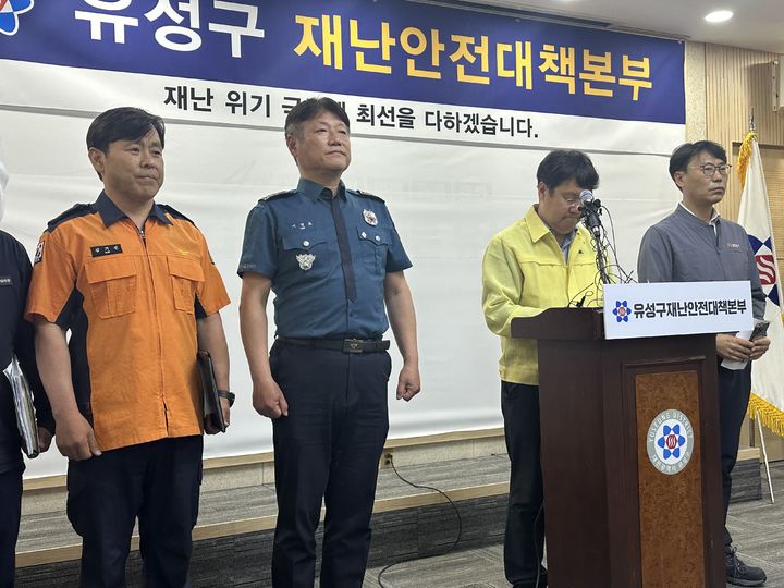 [대전=뉴시스] 김도현 기자 = 7명의 사상자를 낸 한화에어로스페이스 대전 사업장 참사와 관련해 2일 오후 대전 유성구 유성구청에서 브리핑이 진행되고 있다. 2026.06.02. kdh1917@newsis.com *재판매 및 DB 금지