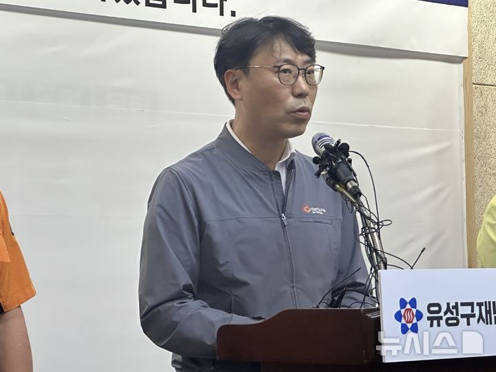 [대전=뉴시스] 김도현 기자 = 한화에어로스페이스 가재웅 대전사업장장이 2일 오후 대전 유성구 유성구청에서 한화에어로 폭발 참사와 관련해 브리핑을 진행하고 있다. 2026.06.02. kdh1917@newsis.com