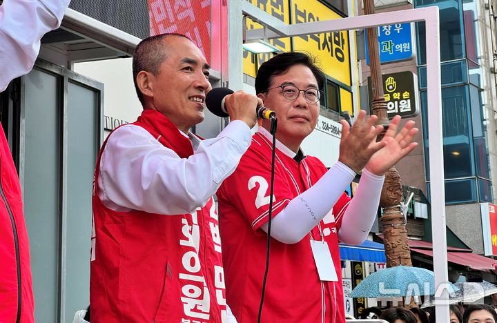 [부산=뉴시스] 원동화 기자 = 6·3 지방선거 공식선거운동 마지막 날인 2일 송언석 국민의힘 원내대표(오른쪽)가 부산 북구를 찾아 박민식 북구갑 국회의원 보궐선거 후보 파이널 유세에 나서며 보수층 결집을 호소했다. 2026.06.02. dhwon@newsis.com