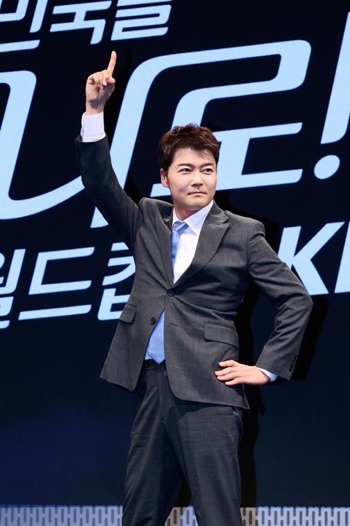 [서울=뉴시스] 방송인 전현무가 2일 서울 여의도 KBS 아트홀에서 진행된 '2026 북중미 월드컵' 중계 기자간담회에서 포즈를 취하고 있다. (사진=KBS 제공) 2026.06.02. photo@newsis.com *재판매 및 DB 금지