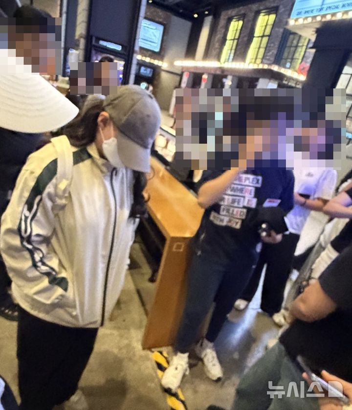 [청주=뉴시스] 충북 청주시 영화관에서 여자화장실에 몰래 들어가 휴대전화로 불법촬영을 하다가 붙잡힌 20대 남성. (사진= 독자 제공) 2026.06.02. photo@newsis.com *재판매 및 DB 금지