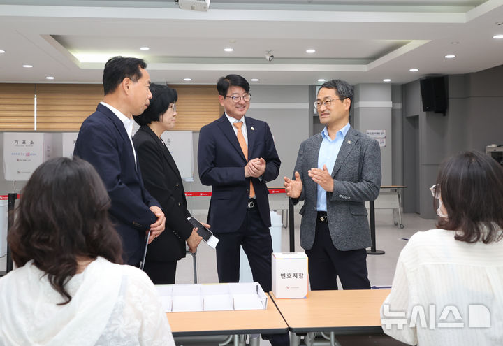 [김해=뉴시스]박일웅(맨 오른쪽) 경남도지사 권한대행이 2일 김해시 북부동 제8투표소를 찾아 현장 준비 상태를 점검하고 있다.(사진=경남도 제공) 2026.06.02. photo@newsis.com