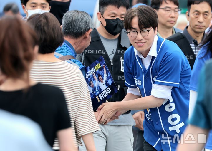 [부산=뉴시스] 하경민 기자 = 부산 북구갑 국회의원 보궐선거에 출마한 하정우 더불어민주당 후보가 2일 부산 북구 구포대교 인근에서 막바지 유세를 펼치고 있다. 2026.06.02. yulnetphoto@newsis.com 