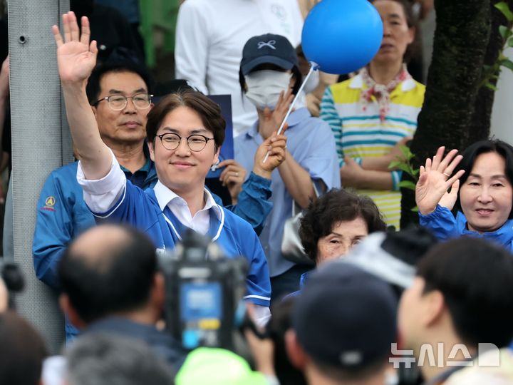 [부산=뉴시스] 하경민 기자 = 부산 북구갑 국회의원 보궐선거에 출마한 하정우 더불어민주당 후보가 2일 부산 북구 구포대교 인근에서 막바지 유세를 펼치고 있다. 2026.06.02. yulnetphoto@newsis.com 