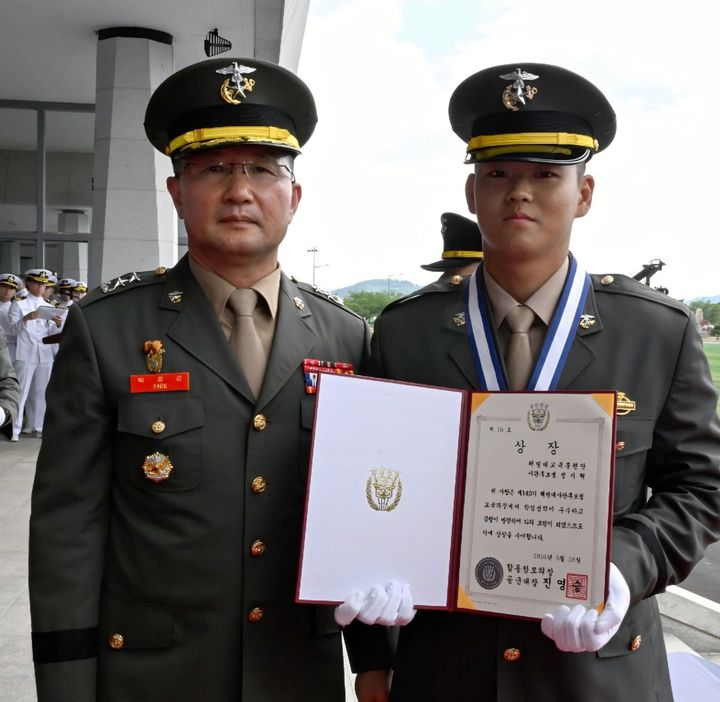 [구미=뉴시스] 합참의장상을 수상하는 정지혁 소위. (사진=경운대 제공) 2026.06.02 photo@newsis.com *재판매 및 DB 금지
