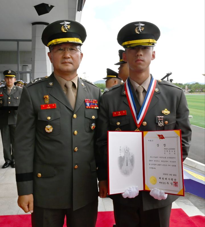 [구미=뉴시스] 해병대사령관상을 수상하는 김준영 소위. (사진=경운대 제공) 2026.06.02 photo@newsis.com *재판매 및 DB 금지
