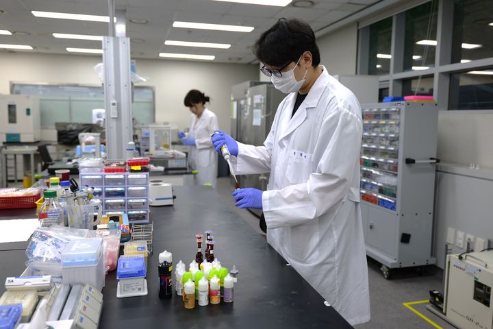 [서울=뉴시스] 액상 전자담배 검사 현장. (사진=서울시보건환경연구원 제공) 2026.06.03. photo@newsis.com *재판매 및 DB 금지