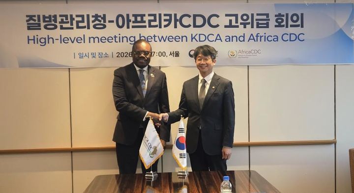 [세종=뉴시스]임승관 질병관리청장이 2일 한-아프리카 외교장관회의 참석을 위해 방한한 진 카세야 아프리카질병통제센터 사무총장과 양자면담을 갖고 에볼라바이러스병 대응 협력 강화와 향후 감염병 대응 협력 확대 방안을 논의했다. (사진=질병관리청 제공) 2026.06.02. photo@newsis.com *재판매 및 DB 금지