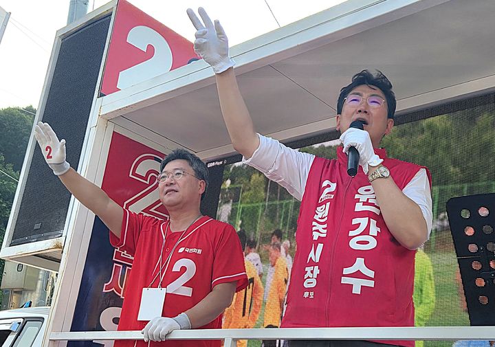 [원주=뉴시스] 이덕화 기자 = 국민의힘 원강수 원주시장 후보가 6·3지방선거를 하루 앞둔 2일 마지막 유세에서 "성장하는 원주를 멈춰 세워서는 안 된다"며 재선 지지를 호소하고 있다. 2026.06.02. wonder8768@newsis.com *재판매 및 DB 금지