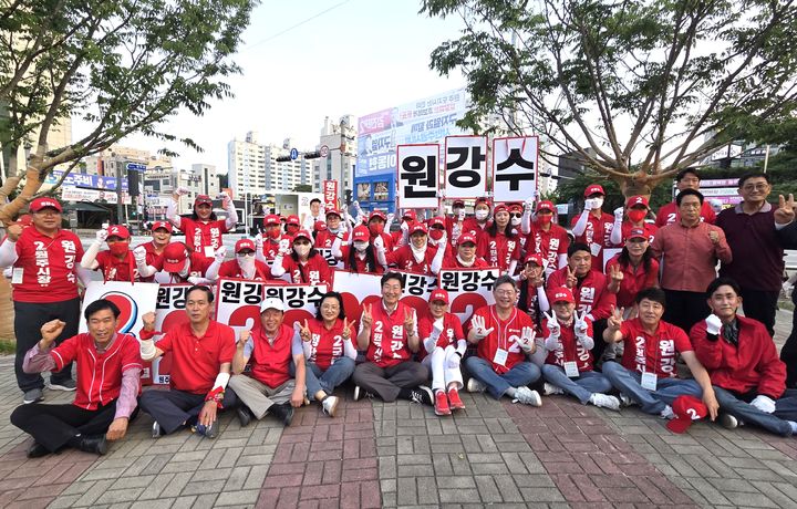 [원주=뉴시스] 이덕화 기자 = 국민의힘 원강수 원주시장 후보가 6·3지방선거를 하루 앞둔 2일 마지막 유세를 마친 후 당원, 선거운동원들과 함께 손가락 두개를 들어 올리며 기념사진을 촬영하고 있다. 2026.06.02. wonder8768@newsis.com *재판매 및 DB 금지