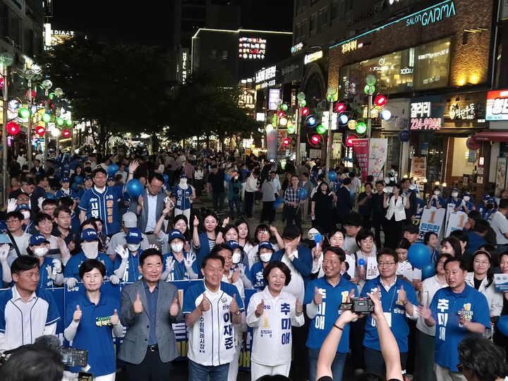 [수원=뉴시스] 이병희 기자 = 추미애 더불어민주당 경기도지사 후보가 2일 수원시 팔달구 인계동 나혜석거리에서 마지막 유세를 마치고 기념사진을 찍고 있다. 2026.06.02. iambh@newsis.com *재판매 및 DB 금지