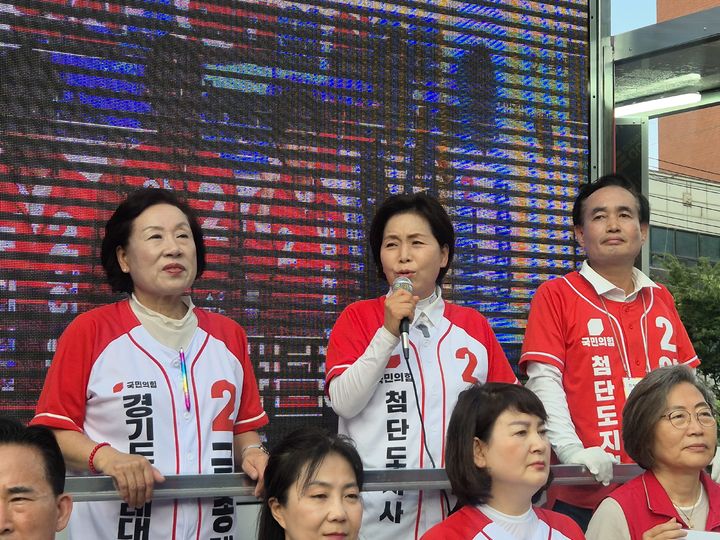 [수원=뉴시스] 이병희 기자 = 양향자 국민의힘 경기도지사 후보가 2일 수원시 장안구 KT위즈파크 앞에서 시민들에게 발언하고 있다. 2026.06.02. iambh@newsis.com *재판매 및 DB 금지