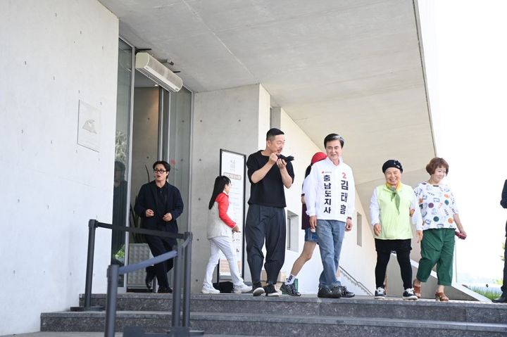 [아산=뉴시스] 김태흠 국민의힘 충남도지사 후보가 2일 아산을 찾아 시민과 함께 하는 유세활동을 진행했다. (사진=김태흠 후보 캠프 제공) 2026.06.02 photo@newsis.com *재판매 및 DB 금지