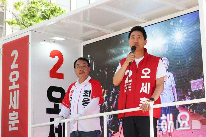 [서울=뉴시스] 김근수 기자 = 오세훈 국민의힘 서울시장 후보가 2일 오전 서울 지하철 여의도역 인근에서 제9회 전국동시지방선거를 하루 앞두고 출근길 유세를 하고 있다. 2026.06.02. ks@newsis.com
