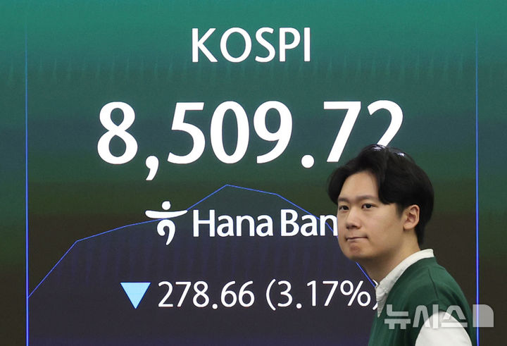 [서울=뉴시스] 김진아 기자 = 2일 오전 서울 중구 하나은행 본점 딜링룸에서 딜러들이 업무를 보고 있다.코스피는 전 거래일(8788.38)보다 94.81포인트(1.08%) 상승한 8883.19에 코스닥 지수는 전 거래일(1050.03)보다 5.15포인트(0.49%) 내린 1044.89에 거래를 시작했다. 서울 외환시장에서 원·달러 환율은 전 거래일 주간거래 종가(1504.3원)보다 7.7원 오른 1512.0원에 출발했다. 2026.06.02. bluesoda@newsis.com