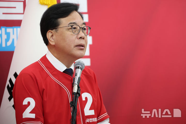 [서울=뉴시스] 조성봉 기자 = 송언석 국민의힘 원내대표가 6·3 지방선거와 재보궐선거 본투표를 하루 앞둔 2일 오전 서울 여의도 국회에서 열린 2030 청년 투표참여 호소문 발표 기자회견에서 발언을 하고 있다. 2026.06.02. suncho21@newsis.com