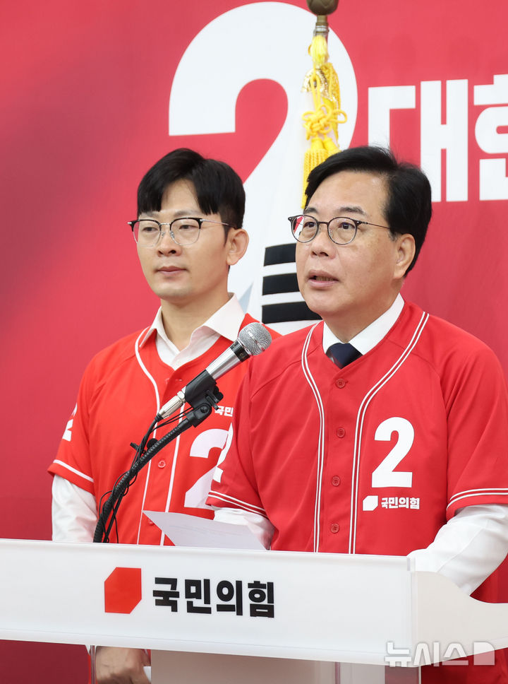 [서울=뉴시스] 조성봉 기자 = 송언석 국민의힘 원내대표가 6·3 지방선거와 재보궐선거 본투표를 하루 앞둔 2일 오전 서울 여의도 국회에서 열린 2030 청년 투표참여 호소문 발표 기자회견에서 발언을 하고 있다. 2026.06.02. suncho21@newsis.com