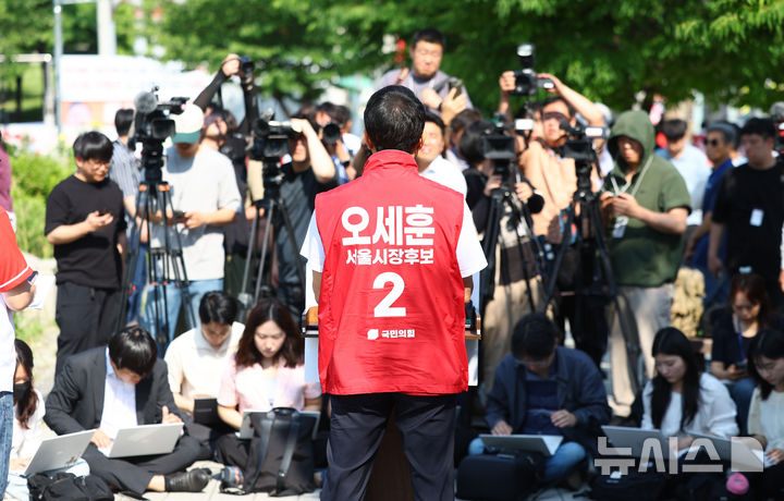[서울=뉴시스] 황준선 기자 = 오세훈 국민의힘 서울시장 후보가 2일 오전 서울 용산구 효창공원앞역 인근에서 기자간담회를 하고 있다. 2026.06.02. hwang@newsis.com