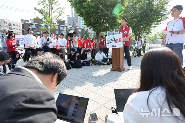 [서울=뉴시스] 황준선 기자 = 오세훈 국민의힘 서울시장 후보가 2일 오전 서울 용산구 효창공원앞역 인근에서 기자간담회를 하고 있다. 2026.06.02. hwang@newsis.com