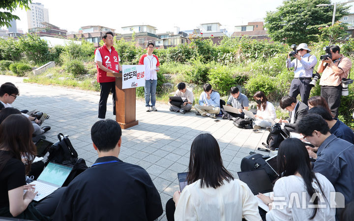 [서울=뉴시스] 황준선 기자 = 오세훈 국민의힘 서울시장 후보가 2일 오전 서울 용산구 효창공원앞역 인근에서 기자간담회를 하고 있다. 2026.06.02. hwang@newsis.com