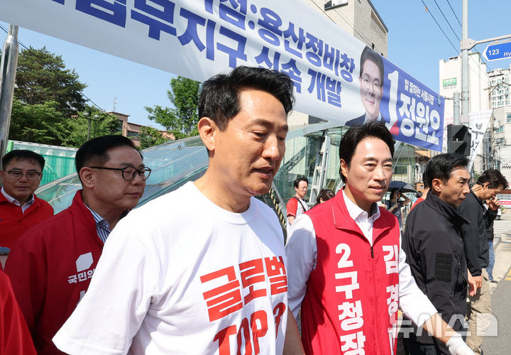 [서울=뉴시스] 황준선 기자 = 오세훈 국민의힘 서울시장 후보가 2일 오전 서울 용산구 효창공원앞역 인근에서 기자간담회를 마친 뒤 유세 차량으로 이동하고 있다. 2026.06.02. hwang@newsis.com