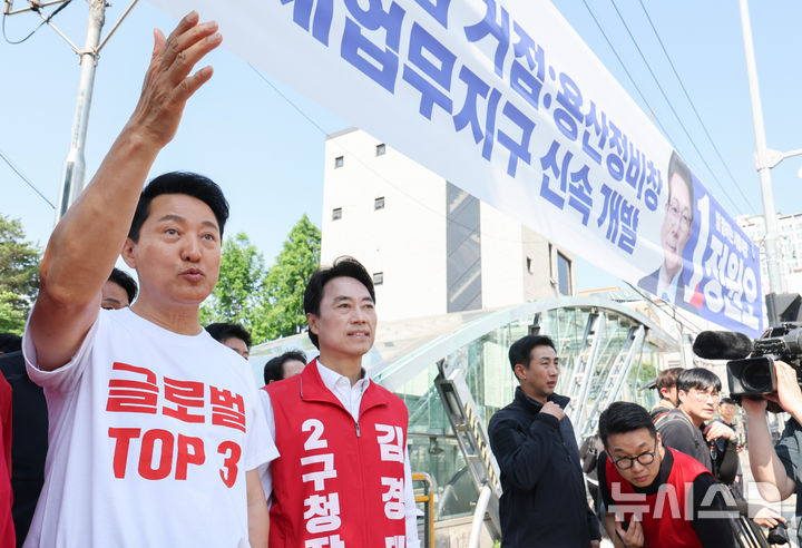 [서울=뉴시스] 황준선 기자 = 오세훈 국민의힘 서울시장 후보가 2일 오전 서울 용산구 효창공원앞역 인근에서 기자간담회를 마친 뒤 유세 차량으로 이동하고 있다. 2026.06.02. hwang@newsis.com