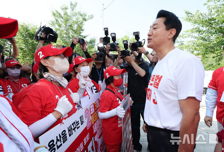 [서울=뉴시스] 황준선 기자 = 오세훈 국민의힘 서울시장 후보가 2일 오전 서울 용산구 효창공원앞역 인근에서 열린 기자간담회를 마친 뒤 선거운동원들과 대화하고 있다. 2026.06.02. hwang@newsis.com