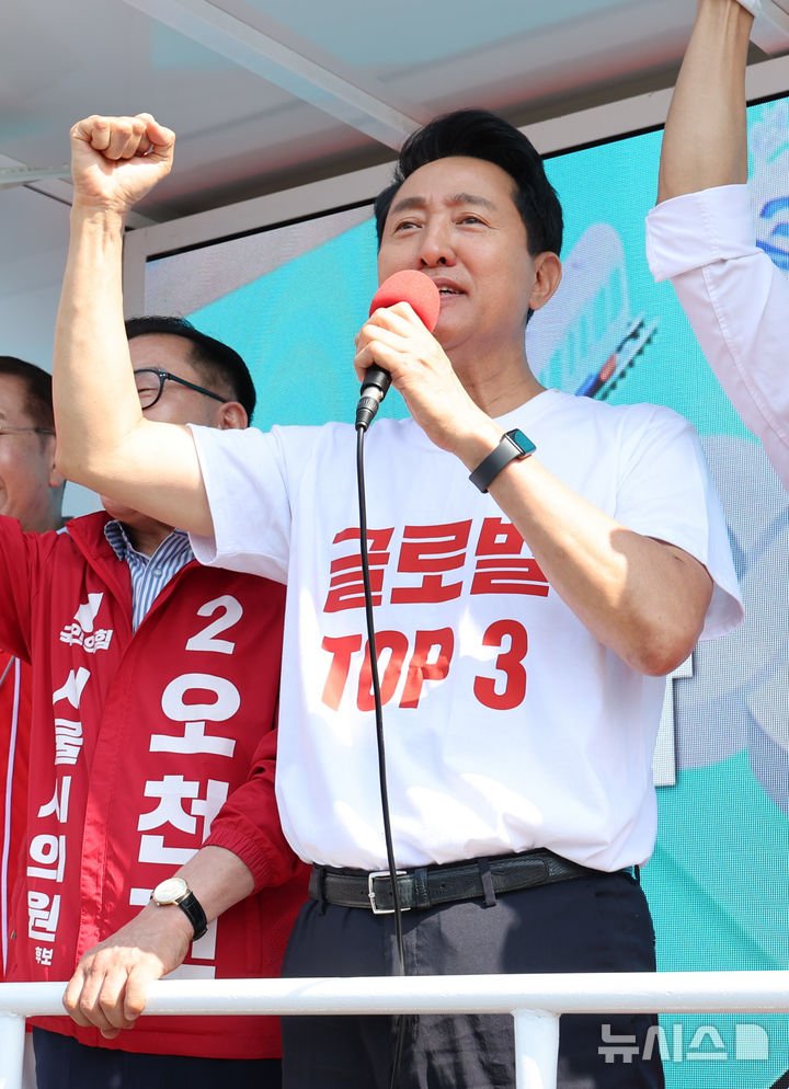 [서울=뉴시스] 황준선 기자 = 오세훈 국민의힘 서울시장 후보가 2일 오전 서울 용산구 효창공원앞역 인근에서 지지를 호소하고 있다. 2026.06.02. hwang@newsis.com
