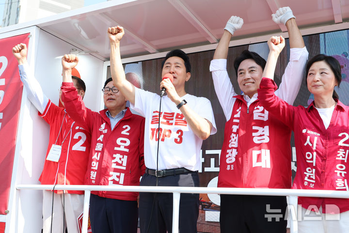 [서울=뉴시스] 황준선 기자 = 오세훈 국민의힘 서울시장 후보가 2일 오전 서울 용산구 효창공원앞역 인근에서 지지를 호소하고 있다. 2026.06.02. hwang@newsis.com