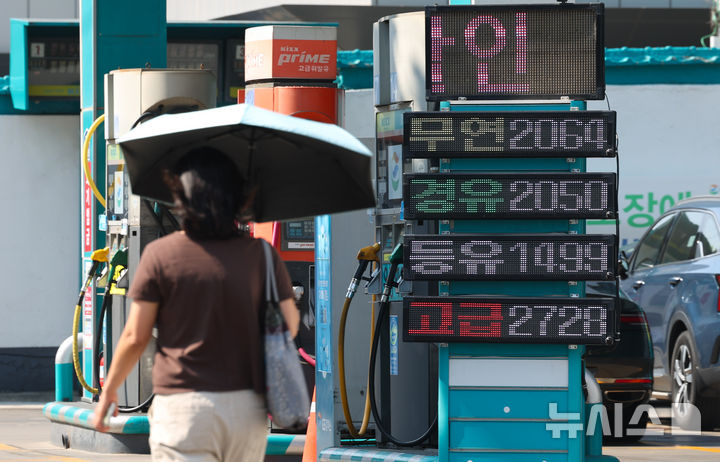 [서울=뉴시스] 최진석 기자 = 2일 국가데이터처가 발표한 5월 소비자물가동향에 따르면 지난달 소비자물가지수는 119.92로 전년 동월 대비 3.1% 상승했다. 중동전쟁 장기화로 석유류 가격 상승폭이 커지면서 물가 상승 압력을 높였다. 5월 석유류 가격은 전년 동월 대비 24.2% 상승했다. 러시아·우크라이나 전쟁이 있었던 2022년 7월(35.2%) 이후 46개월 만에 가장 큰 상승폭을 나타냈다. 사진은 이날 오전 서울 한 주유소의 모습. 2026.06.02. myjs@newsis.com