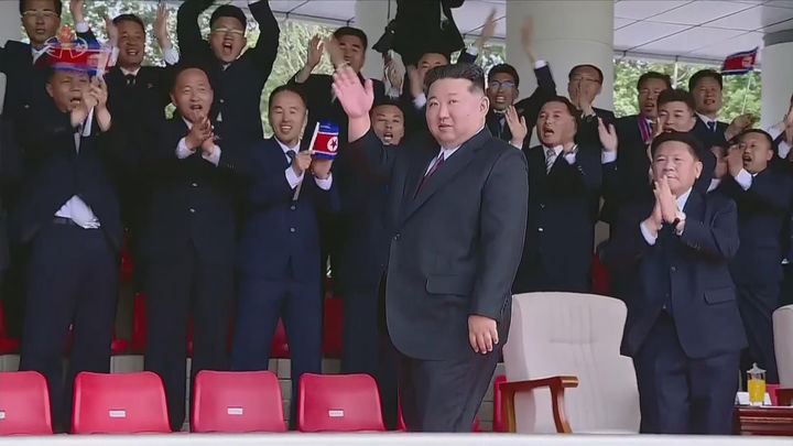 [서울=뉴시스] 북한 조선중앙TV는 김정은 국무위원장이 지난 1일 아시아축구연맹(AFC) 17세 이하(U-17) 여자 아시안컵 대회에서 우승한 대표팀과 여자 챔피언스리그(AWCL) 우승컵을 거머쥔 '내고향여자축구단'의 시범경기를 관람했다고 2일 보도했다. (사진=조선중앙TV 캡처) 2026.06.02. photo@newsis.com *재판매 및 DB 금지