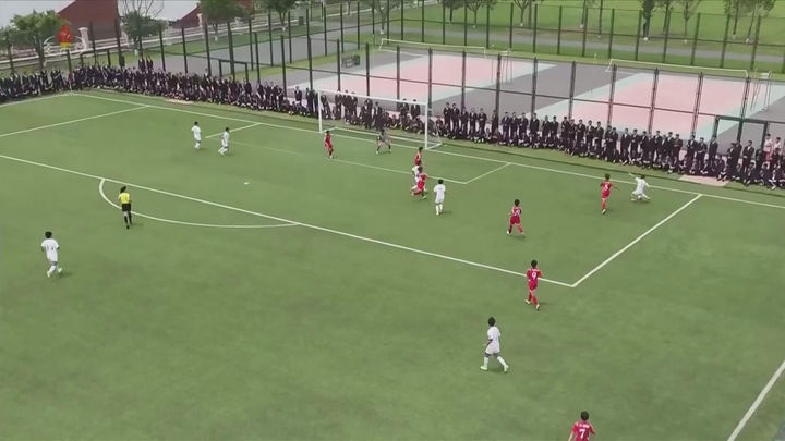 [서울=뉴시스] 북한 조선중앙TV는 김정은 국무위원장이 지난 1일 아시아축구연맹(AFC) 17세 이하(U-17) 여자 아시안컵 대회에서 우승한 대표팀과 여자 챔피언스리그(AWCL) 우승컵을 거머쥔 '내고향여자축구단'의 시범경기를 관람했다고 2일 보도했다. (사진=조선중앙TV 캡처) 2026.06.02. photo@newsis.com *재판매 및 DB 금지