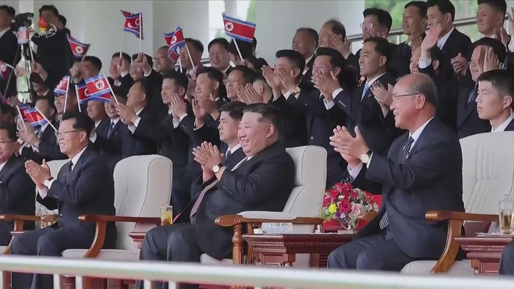 [서울=뉴시스] 북한 조선중앙TV는 김정은 국무위원장이 지난 1일 아시아축구연맹(AFC) 17세 이하(U-17) 여자 아시안컵 대회에서 우승한 대표팀과 여자 챔피언스리그(AWCL) 우승컵을 거머쥔 '내고향여자축구단'의 시범경기를 관람했다고 2일 보도했다. (사진=조선중앙TV 캡처) 2026.06.02. photo@newsis.com *재판매 및 DB 금지