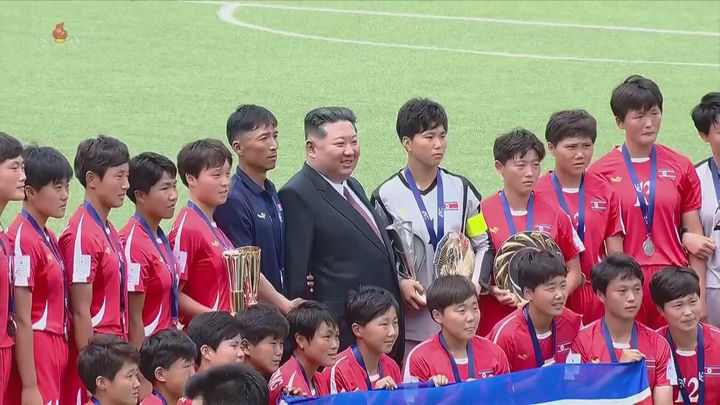 [서울=뉴시스] 북한 조선중앙TV는 김정은 국무위원장이 지난 1일 아시아축구연맹(AFC) 17세 이하(U-17) 여자 아시안컵 대회에서 우승한 대표팀과 여자 챔피언스리그(AWCL) 우승컵을 거머쥔 '내고향여자축구단'의 시범경기를 관람했다고 2일 보도했다. (사진=조선중앙TV 캡처) 2026.06.02. photo@newsis.com *재판매 및 DB 금지