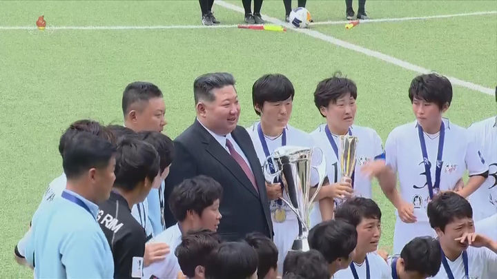 [서울=뉴시스] 북한 조선중앙TV는 김정은 국무위원장이 지난 1일 아시아축구연맹(AFC) 17세 이하(U-17) 여자 아시안컵 대회에서 우승한 대표팀과 여자 챔피언스리그(AWCL) 우승컵을 거머쥔 '내고향여자축구단'의 시범경기를 관람했다고 2일 보도했다. (사진=조선중앙TV 캡처) 2026.06.02. photo@newsis.com *재판매 및 DB 금지