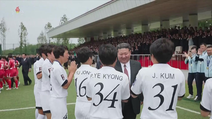 [서울=뉴시스] 북한 조선중앙TV는 김정은 국무위원장이 지난 1일 아시아축구연맹(AFC) 17세 이하(U-17) 여자 아시안컵 대회에서 우승한 대표팀과 여자 챔피언스리그(AWCL) 우승컵을 거머쥔 '내고향여자축구단'의 시범경기를 관람했다고 2일 보도했다. (사진=조선중앙TV 캡처) 2026.06.02. photo@newsis.com *재판매 및 DB 금지