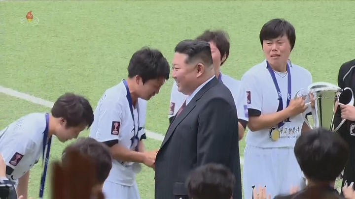 [서울=뉴시스] 북한 조선중앙TV는 김정은 국무위원장이 지난 1일 아시아축구연맹(AFC) 17세 이하(U-17) 여자 아시안컵 대회에서 우승한 대표팀과 여자 챔피언스리그(AWCL) 우승컵을 거머쥔 '내고향여자축구단'의 시범경기를 관람했다고 2일 보도했다. (사진=조선중앙TV 캡처) 2026.06.02. photo@newsis.com *재판매 및 DB 금지