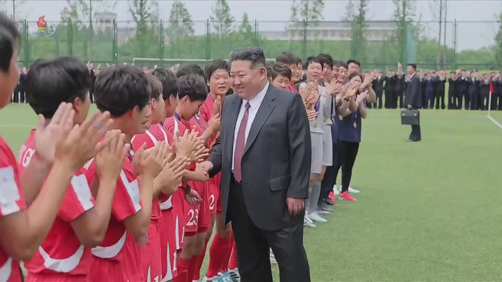 [서울=뉴시스] 북한 조선중앙TV는 김정은 국무위원장이 지난 1일 아시아축구연맹(AFC) 17세 이하(U-17) 여자 아시안컵 대회에서 우승한 대표팀과 여자 챔피언스리그(AWCL) 우승컵을 거머쥔 '내고향여자축구단'의 시범경기를 관람했다고 2일 보도했다. (사진=조선중앙TV 캡처) 2026.06.02. photo@newsis.com *재판매 및 DB 금지