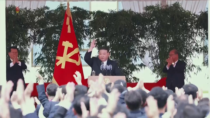 [서울=뉴시스] 북한 조선중앙TV는 김정은 국무위원장이 지난 1일 '조선노동당 중앙간부학교' 창립 80주년을 맞아 축하 방문해 연설했다고 2일 보도했다. (사진=조선중앙TV 캡처) 2026.06.02. photo@newsis.com *재판매 및 DB 금지