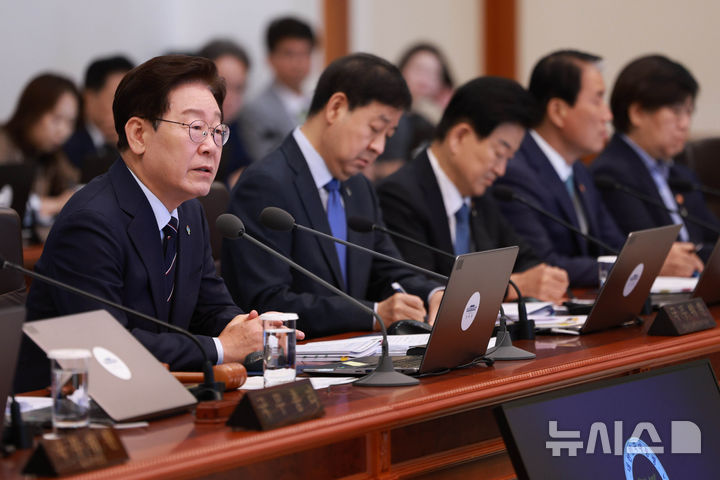 [서울=뉴시스] 고범준 기자 = 이재명 대통령이 2일 청와대에서 열린 제24회 국무회의 겸 제11차 비상경제점검회의에서 발언하고 있다. 2026.06.02. bjko@newsis.com