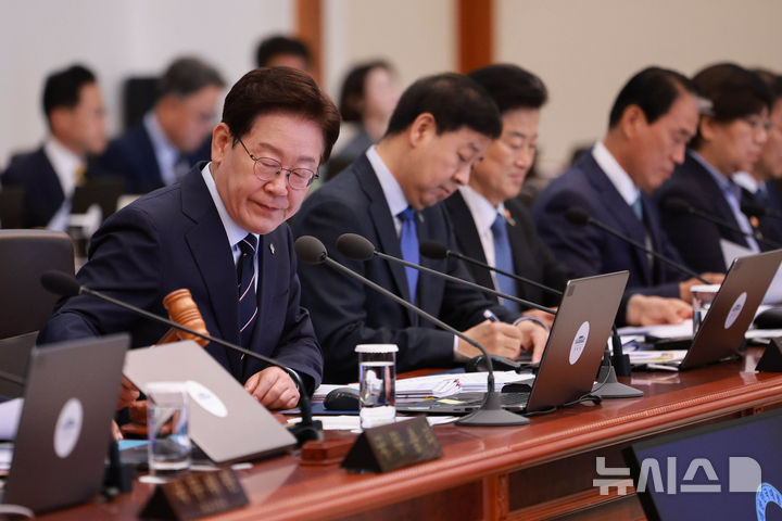 [서울=뉴시스] 고범준 기자 = 이재명 대통령이 2일 청와대에서 열린 제24회 국무회의 겸 제11차 비상경제점검회의에서 의사봉을 두드리며 개회 선언을 하고 있다. 2026.06.02. bjko@newsis.com